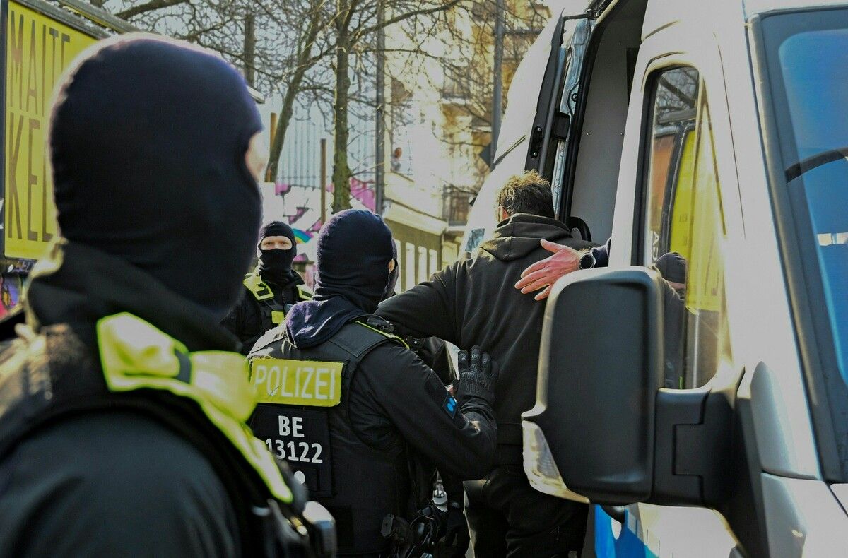 Die Einsatzkräfte waren mit einem Großaufgebot vor Ort. AFP