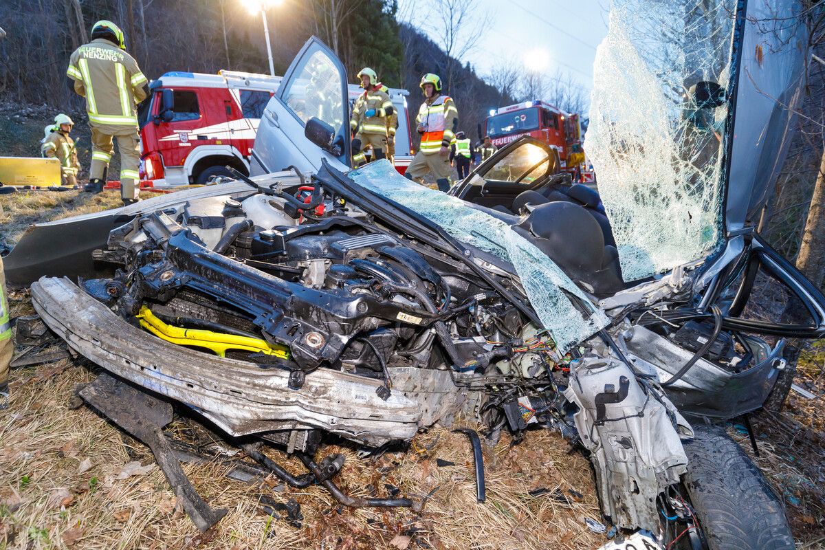 Die Feuerwehr musste den Passagierraum aufschneiden, um den 28-Jährigen zu bergen. HOFMEISTER