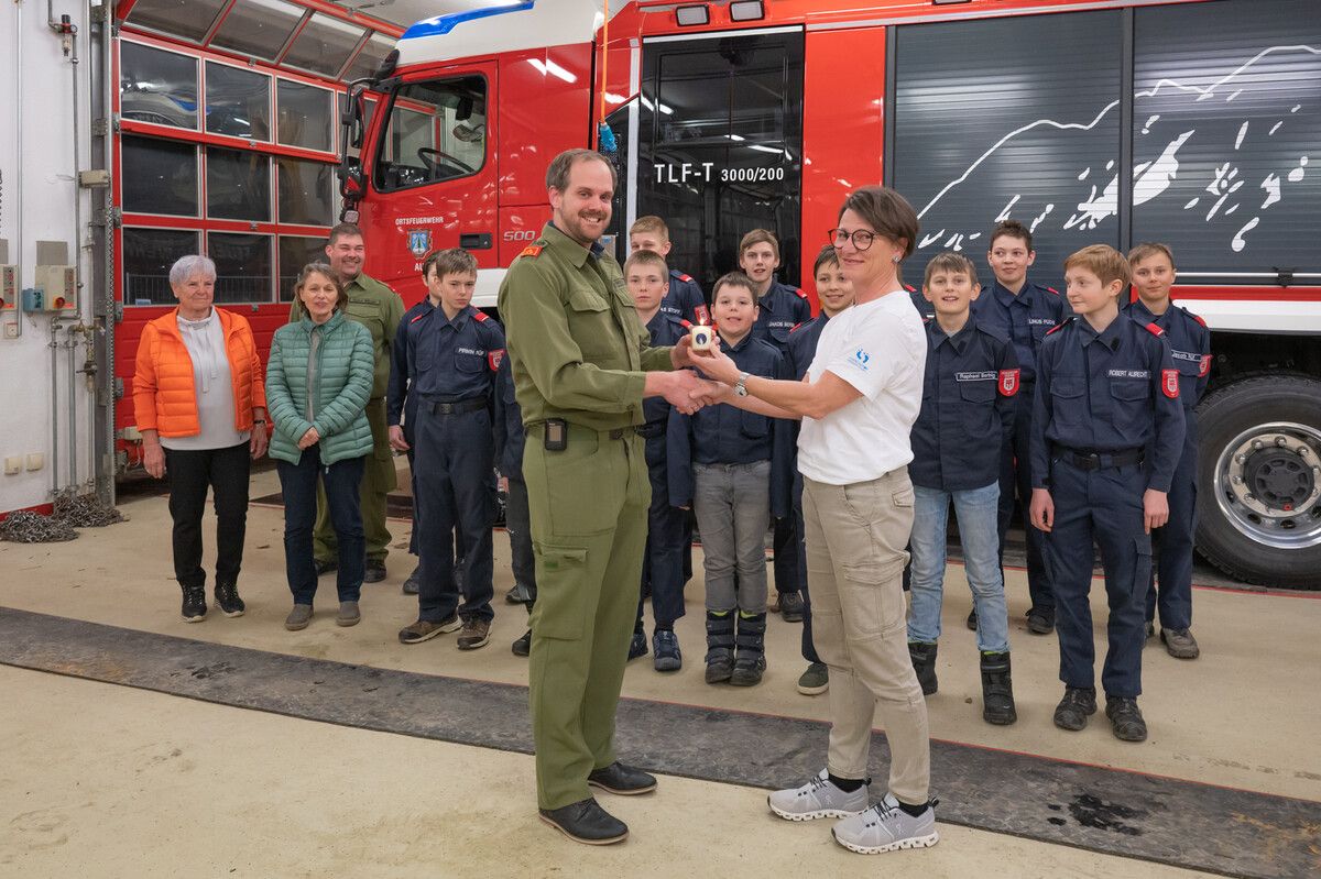 Die Feuerwehrjugend aus Au sammelte beeindruckende 5400 Euro während der Friedenslichtaktion. Kürzlich fand die feierliche Übergabe der Spenden statt.FW Au