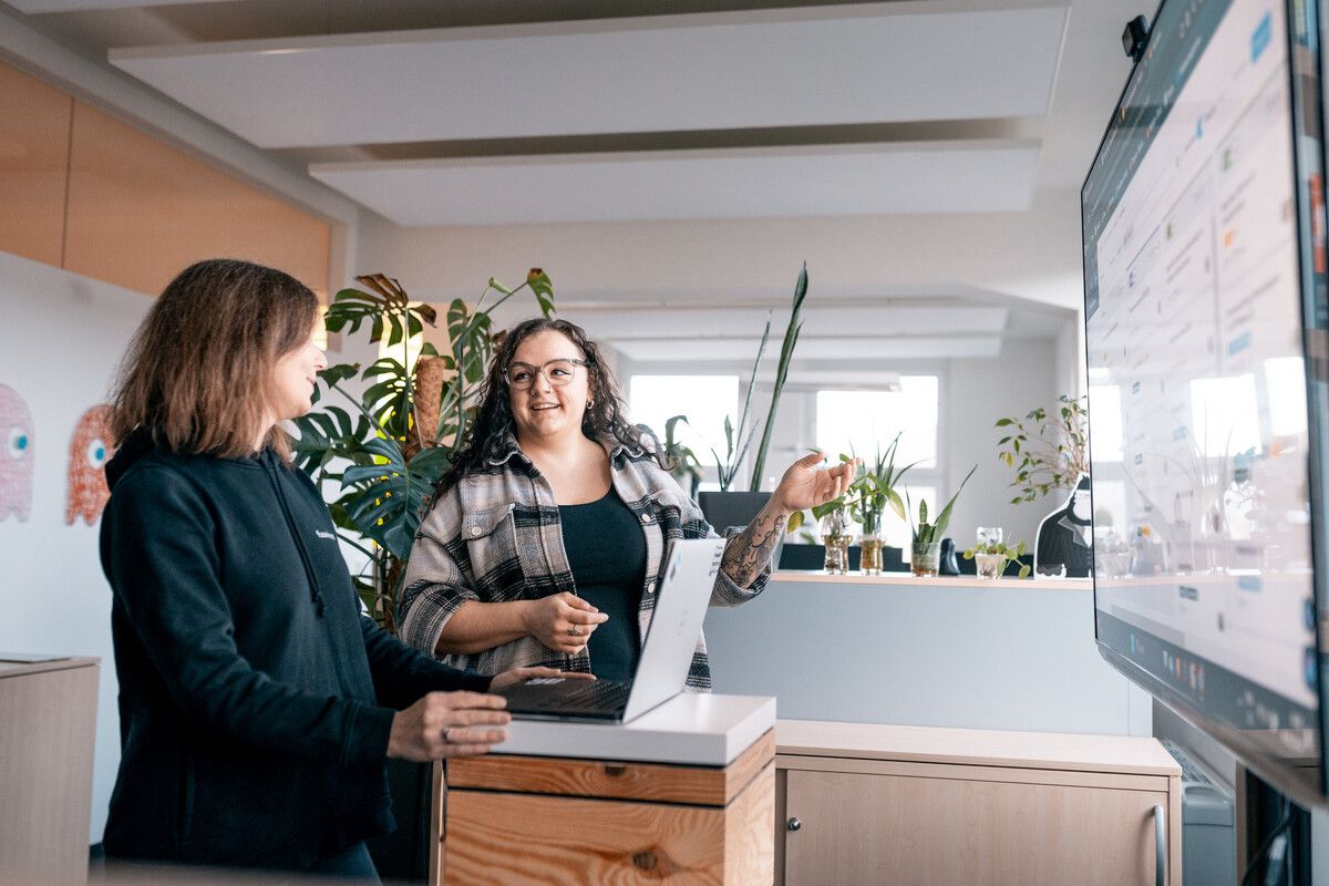 Die gelernte Optikerin Cornelia Fritz (l.) sattelte auf Softwareentwicklung um und lernt ihr neues Handwerk bei Fusonic.Marvin Hopfner