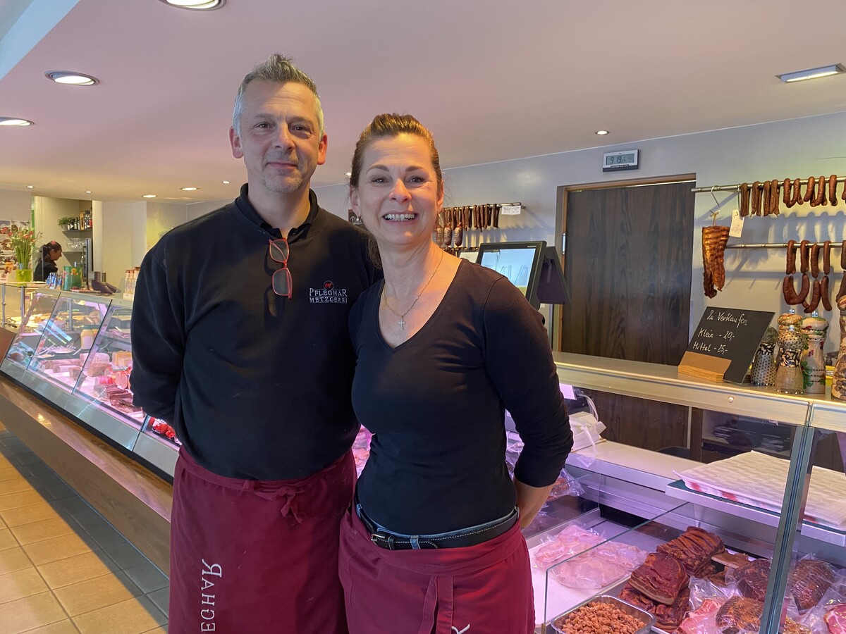 Die Geschwister Astrid und Ferdinand Pfleghar führen die Metzgerei in dritter Generation. Während der Bauarbeiten für die Neugestaltung der Untersteinstraße fürchten sie Umsatzeinbußen. VN/JUN (3)