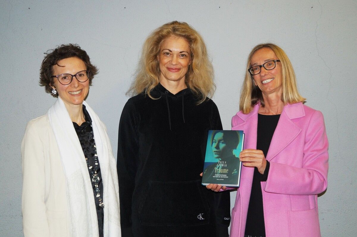 Die Herausgeberinnen der erweiterten Neuedition Chiara Conterno und Ingrid Fürhapter mit der Wiener Schauspielerin Grischka Voss (Mitte). YAS (3)