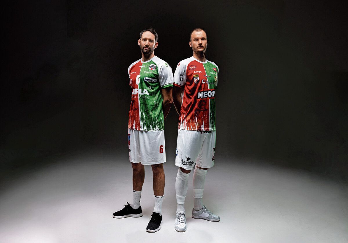 Die Kapitäne Dominik Schmid und Matthias Maak mit dem Sondertrikot.Fasching