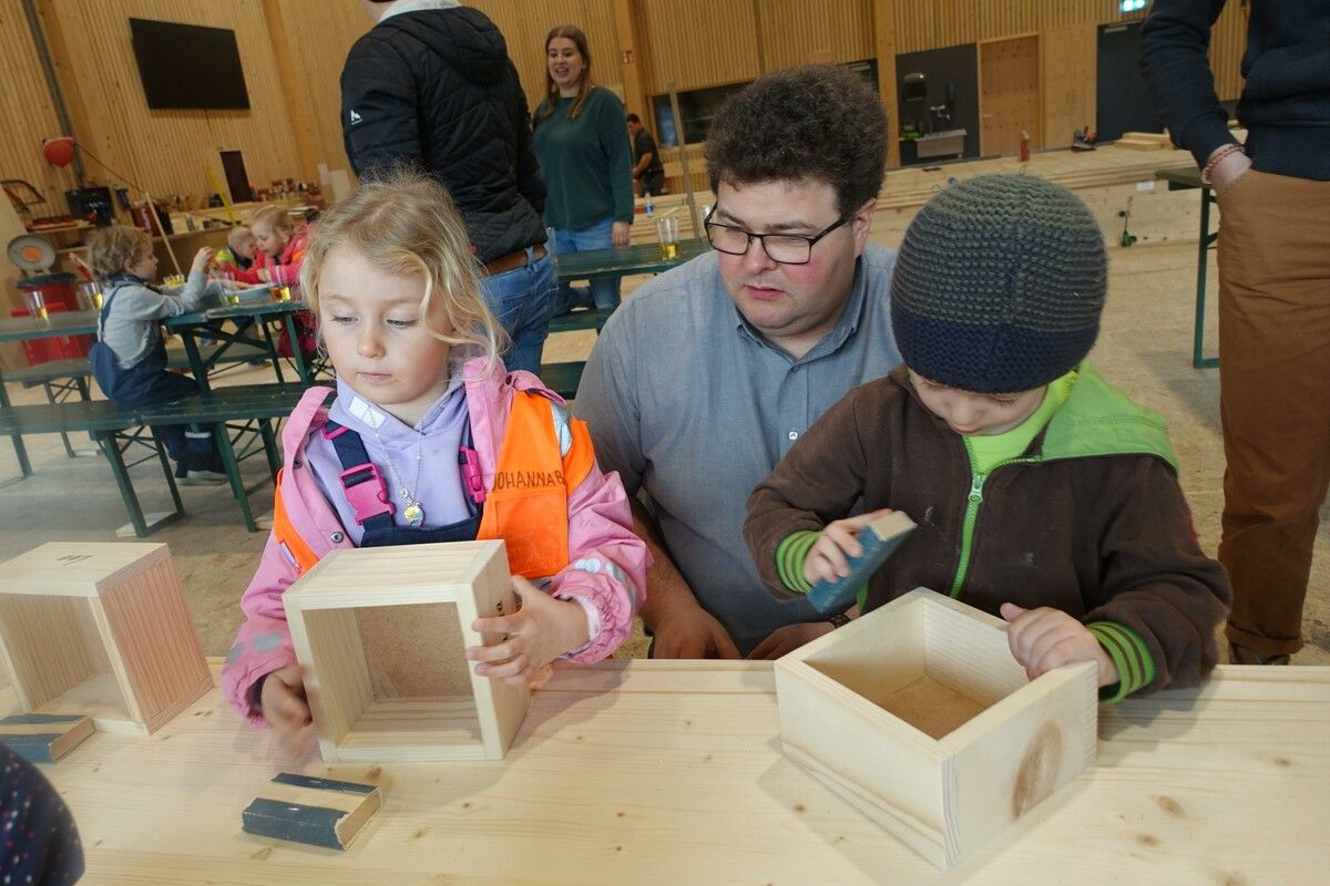Die Kinder konnten bei der Firma Fritz Holzbau ihre Osternester aus Holz gestalten. Kindergarten Gantschier