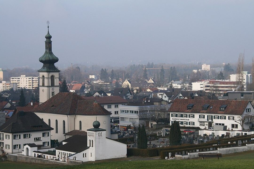Die Pfarrkirche Heiliger Franz Xaver in Lochau. Durch ihre architektonische Pracht und ihre spirituelle Bedeutung bleibt sie ein Ort der Inspiration. lenz-nenning.at (2)