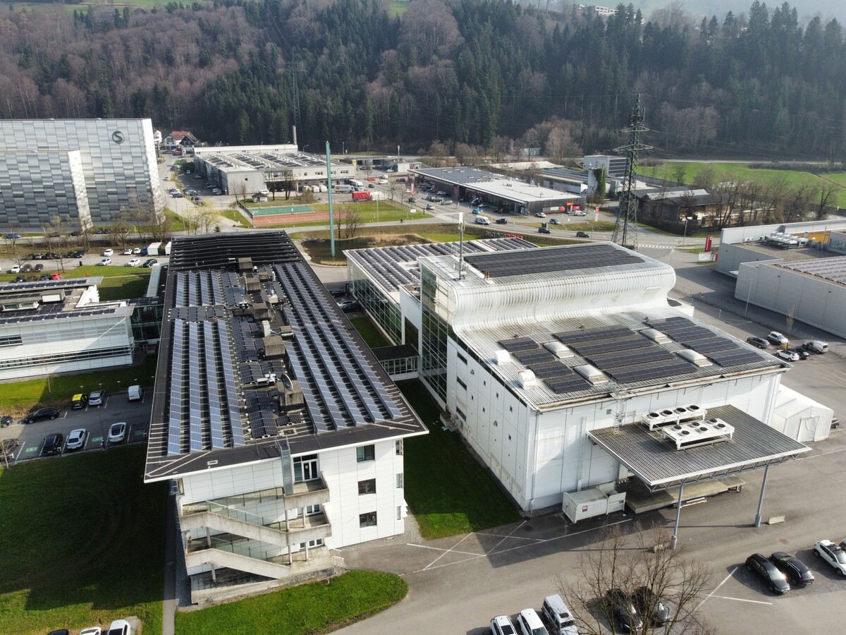 Die Photovoltaikanlage auf dem Dach von Russmedia leistet 484 kWp. VN/Rhomberg