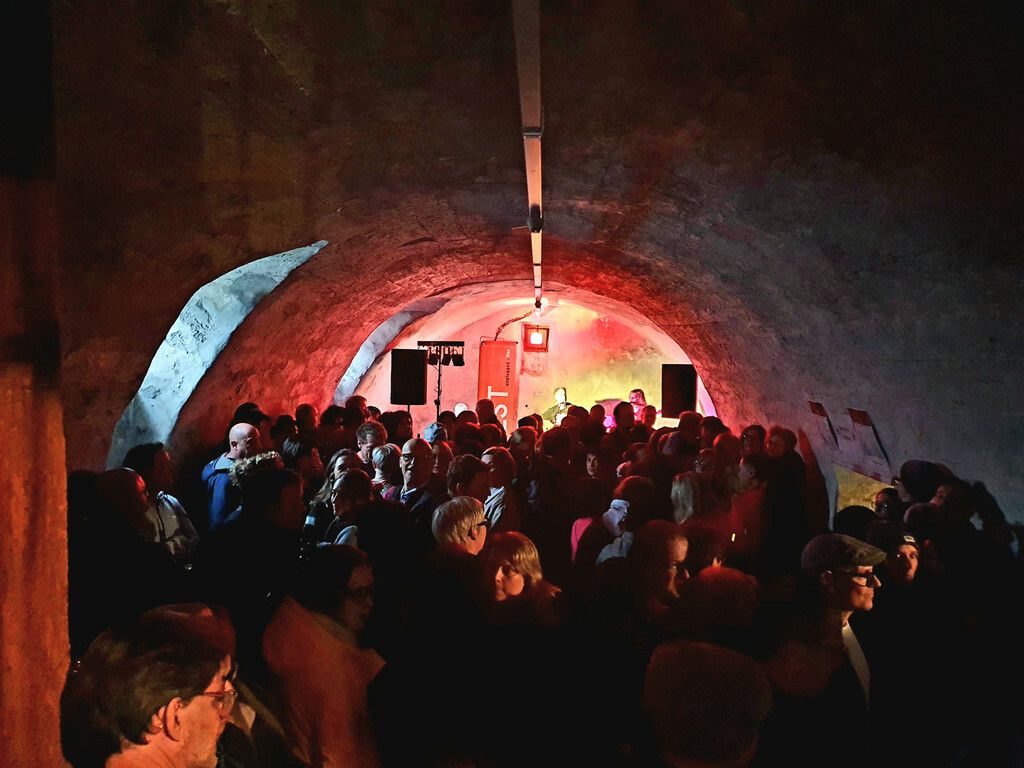 Die Premiere des Fuchshaus-Gewölbekellers zog eine Menschenmenge an.VN/TK