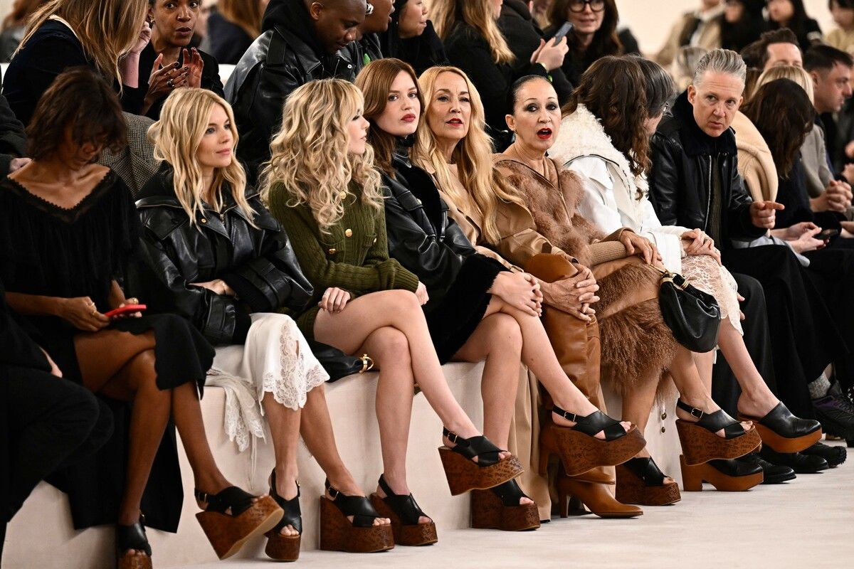 Die Schauspielerinnen Sienna Miller (2. v. l.) und Kiernan Shipka sowie Model Georgia May Jagger sitzen in der ersten Reihe bei der Präsentation der Chloe-Herbst-Kollektion. AFP