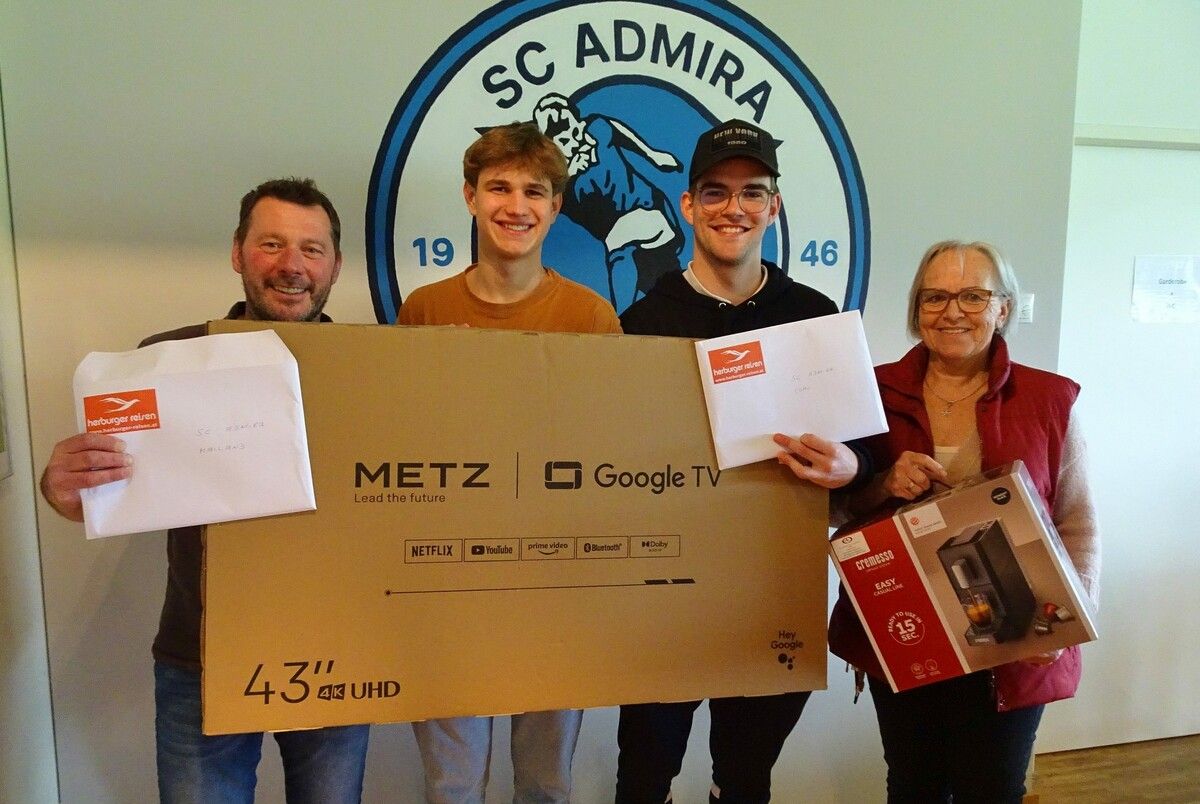 Die stolzen Hauptgewinner beim Admira-Preisjassen: Markus Moll, Gabriel Vogel, Jeremy Thurnher und Brigitte Parth. cth (3)