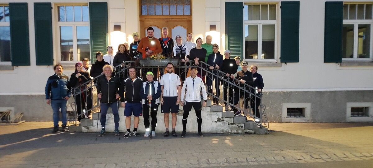 Die Teilnehmer des Lauftreffs treffen sich einmal in der Woche zum gemeinsamen Marschieren. HE (3)