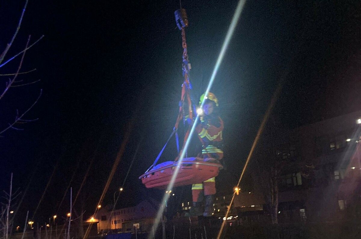 Die Trage mit dem Unfallopfer beim Anheben mit dem Kran. Feuerwehr Bludenz (2)