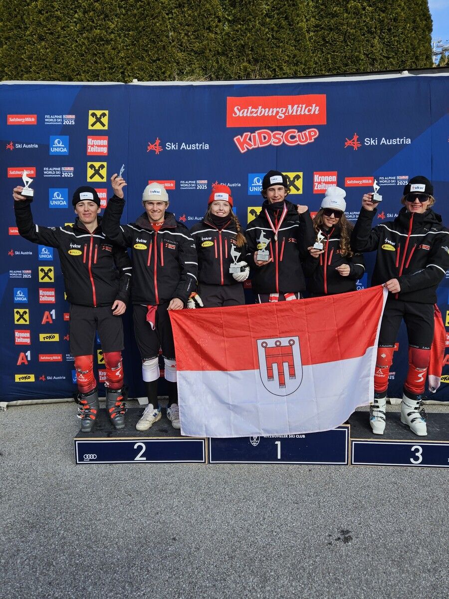 Die zweitplatzierte Equipe des Vorarlberger Skiverbandes mit Florian Bayer, Lorenz Beck, Ella Fiel, Kevin Schmidle, Leni Sander und Jakob Heim (v. l.) in der Bundesländerwertung im Riesentorlauf bei der ÖSV-Schülermeisterschaft in Kitzbühel. VNS/Kaufmann