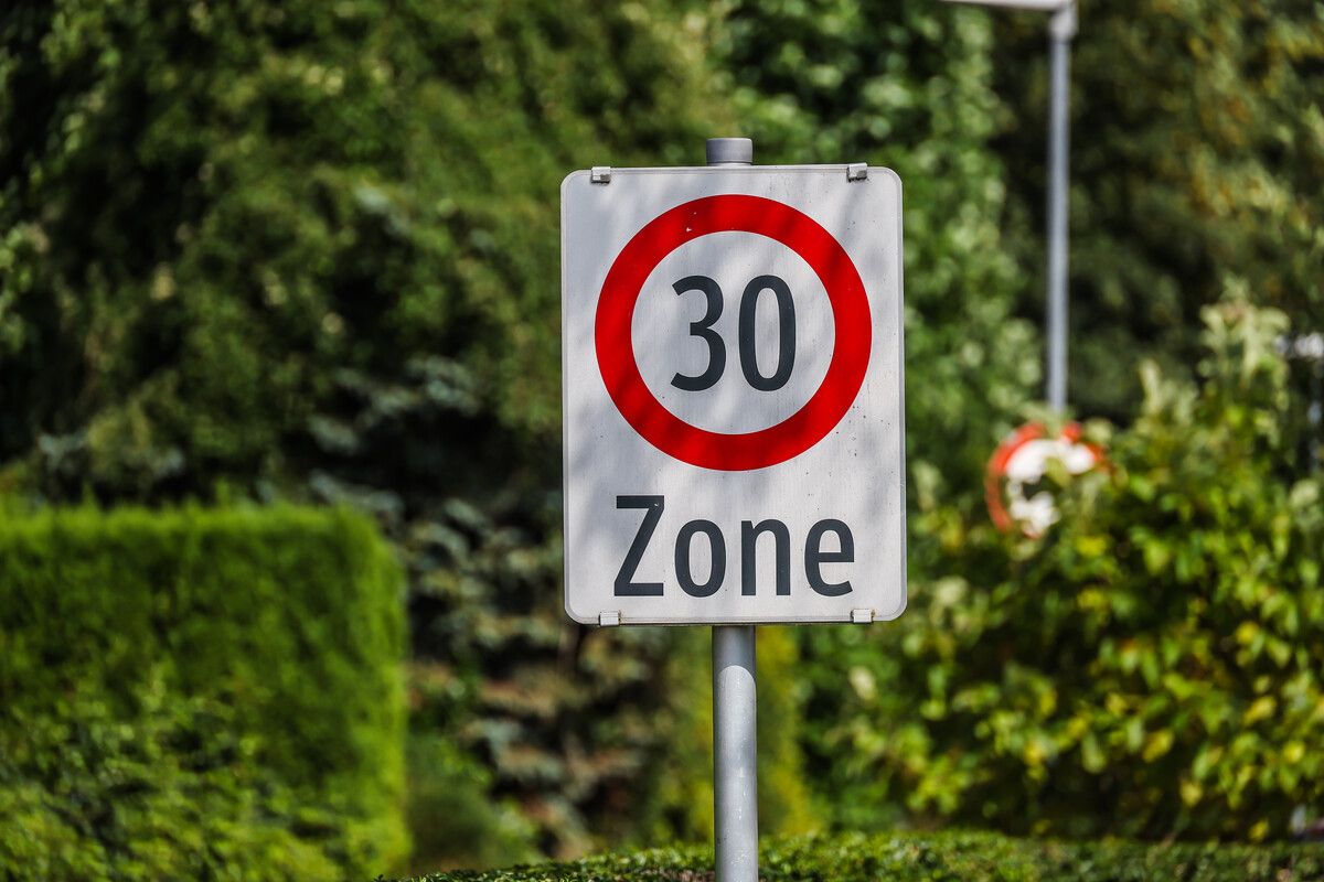 Diese Schilder sollen künftig auch an Landesstraßen öfter zu sehen sein, wenn es nach der Koalition und vielen Bürgermeistern geht.VN