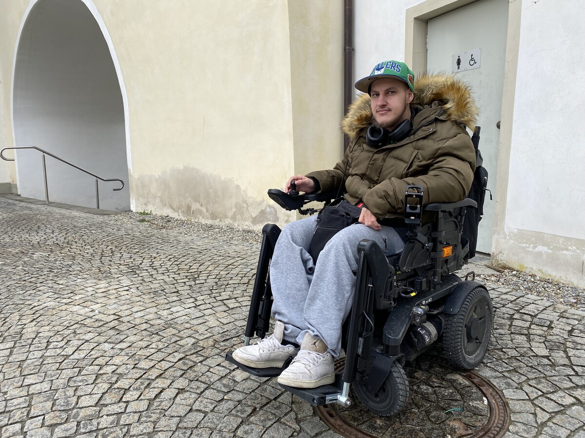 Dieser Rollstuhl von Eduard Lampert ist beinahe zu breit, um überhaupt durch den Gang zu passen.