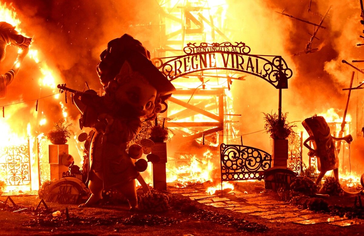 Dieses Foto zeigt brennende „Ninots“ (Pappfiguren) in der letzten Nacht des Fallas-Festivals in Valencia. Riesige Pappkonstruktionen werden als Hommage an San José, den Schutzpatron der Tischlerzunft, verbrannt. AFP