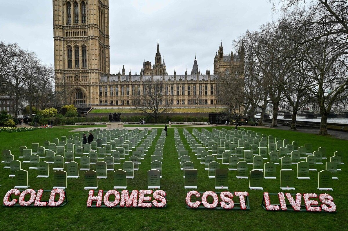 Dieses Foto zeigt Grabsteine, die bei einer Greenpeace-Demonstration vor dem Sitz der „Houses of Parliament“ in London ausgestellt sind. AFP