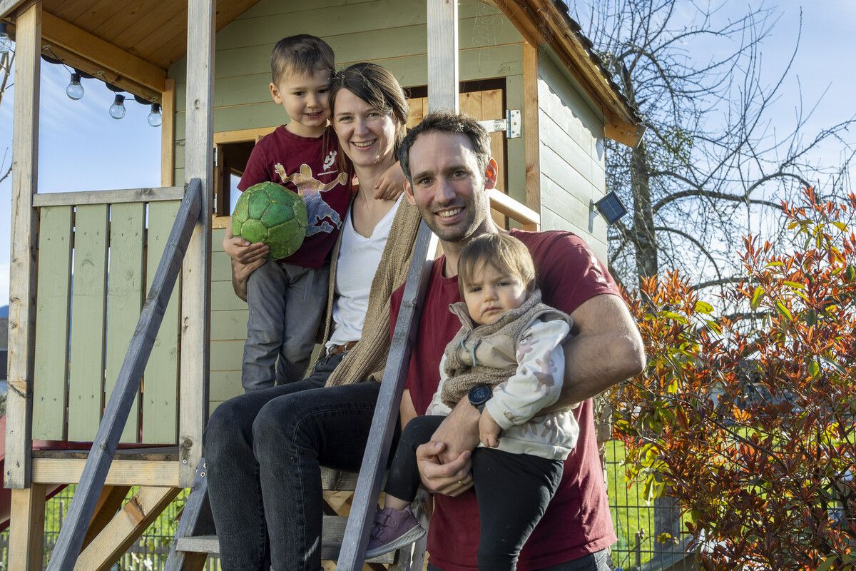 Dominik Schmid mit Frau Ines und seinen Kindern Jonah und Lina.Paulitsch (2), Gepa