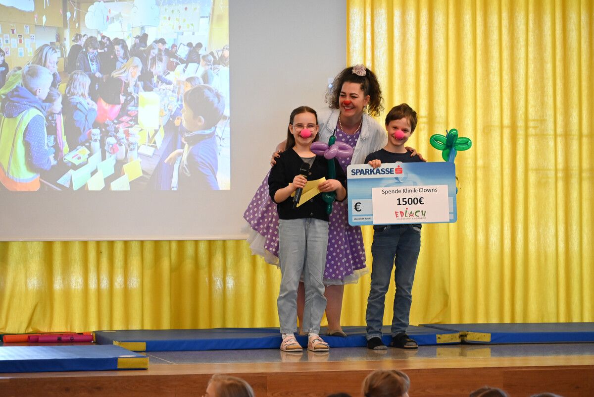 Dr. Serafine von Tüpfle freute sich sehr über die großzügige Unterstützung, die die Clowns von den Schülern erhalten haben. bvs
