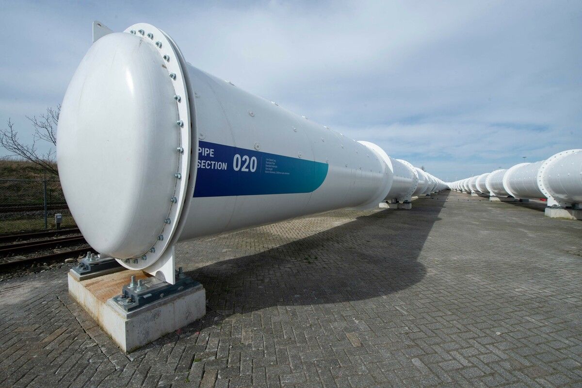 Durch die Stahlröhren können Kapseln mit einer Geschwindigkeit von 700 km/h rasen.
