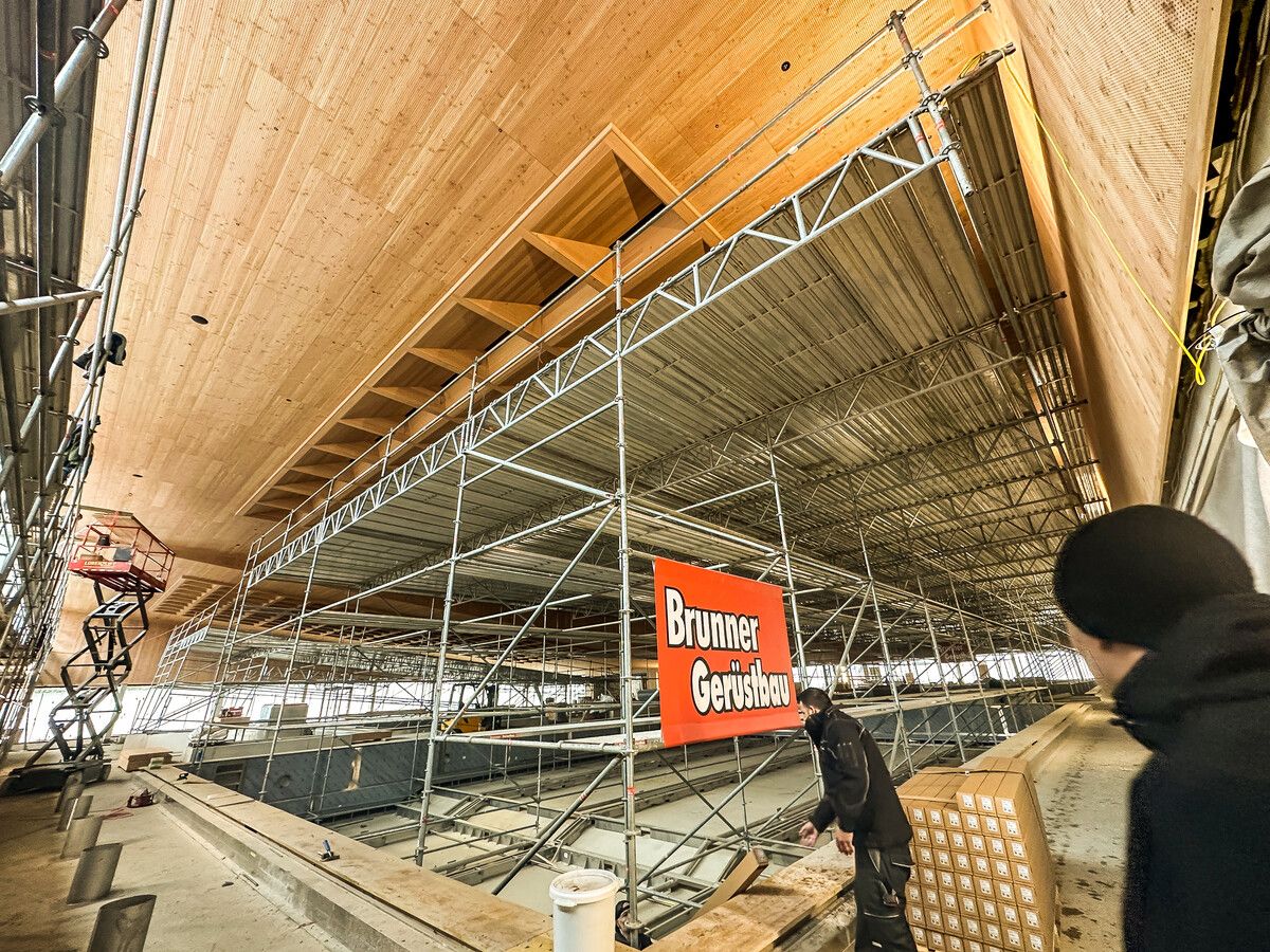 Ein Blick in die Badehalle. Die Holzdecke ist so gut wie fertig. Vn/Steurer
