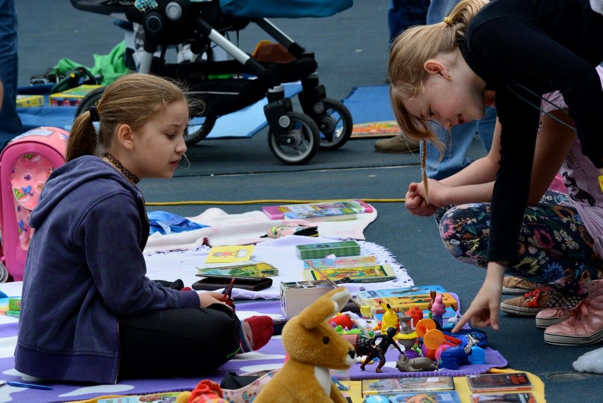 Ein eigener Flohmarkt für Kinder lädt zum Tauschen und Handeln ein.
