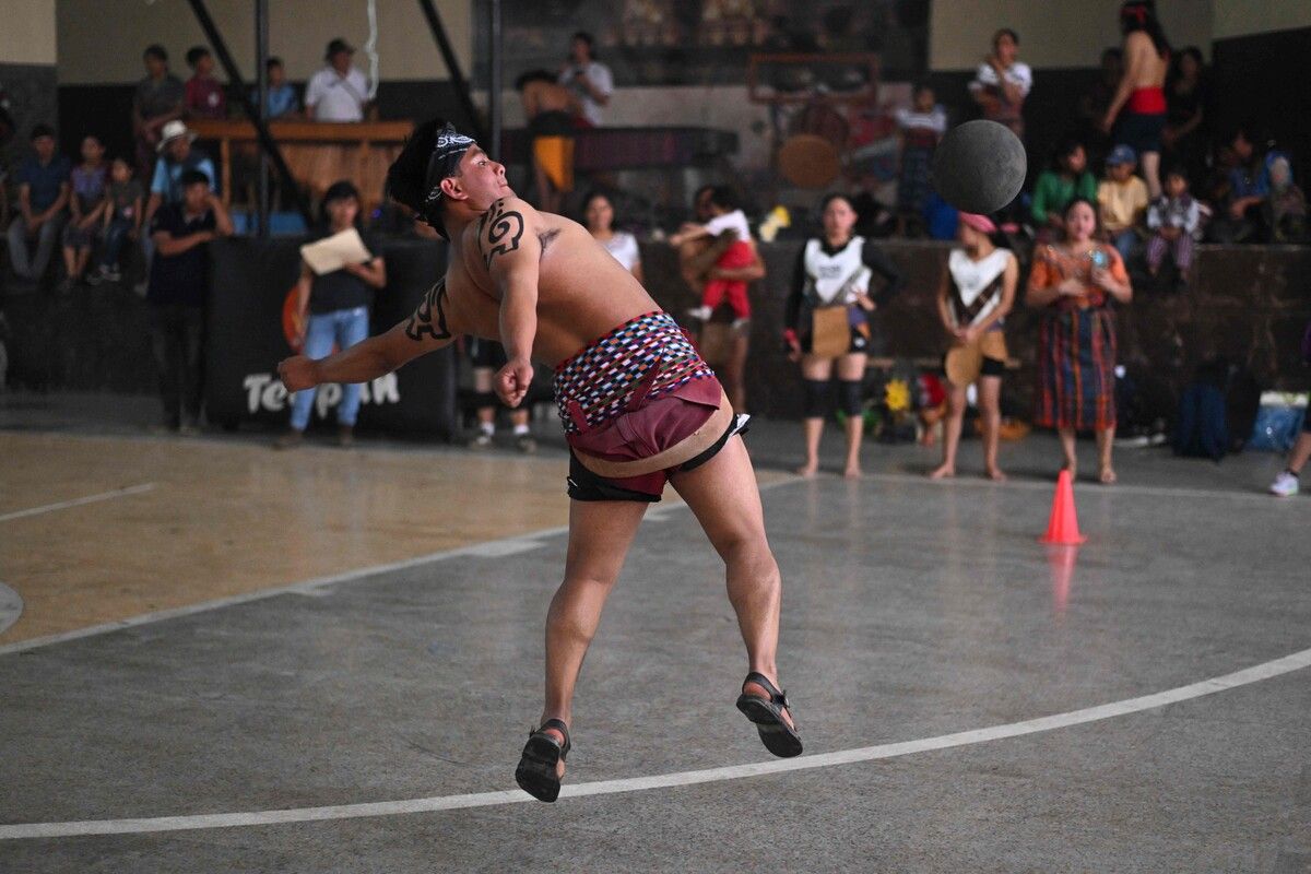 Ein indigener Mann in Shorts, Gürtel und mit unbedecktem Oberkörper kickt den Ball während eines Maya-Ballspiels in Tecpan, Guatemala. AFP