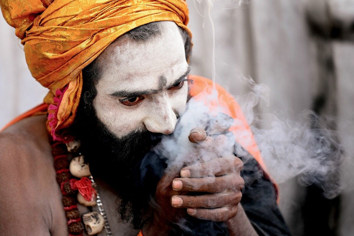 Ein Sadhu, ein hinduistischer Heiliger, raucht eine traditionellen Tonpfeife beim „Maha Shivatri“-Fest in einem Tempel in Kathmandu in Nepal. AFP