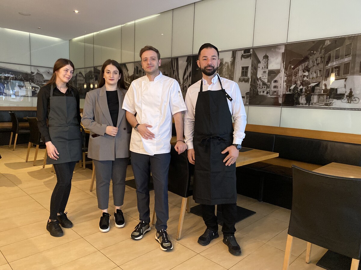 Ein Teil des Teams: Dalila, Pächterin Arlinda Bilali mit ihrem Ehemann bzw. Chefkoch und Umut. VN/JUN