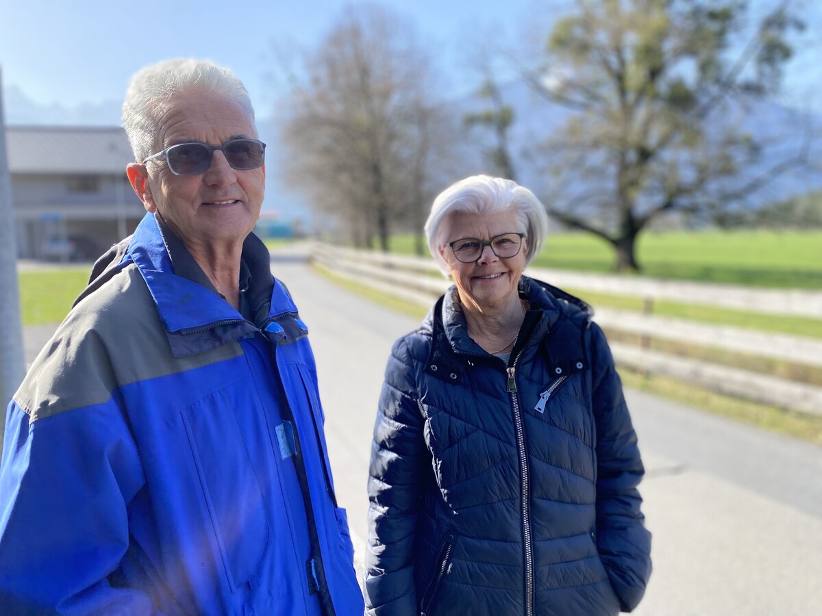 Elmar und Brigitte Ebner leben direkt am Radnetz und setzen auch persönlich aufs Fahrrad. Sie würden sich viel von einer Verkehrsberuhigung versprechen. VN/Rauch
