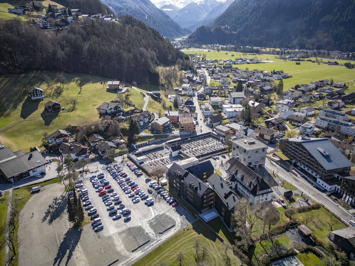 Es ist das letzte touristisch gewidmete Baufeld, das noch offen ist. Rechts davon sind u. a. das Pure Resort Schruns sowie das Josefsheim zu sehen. VN/Paulitsch