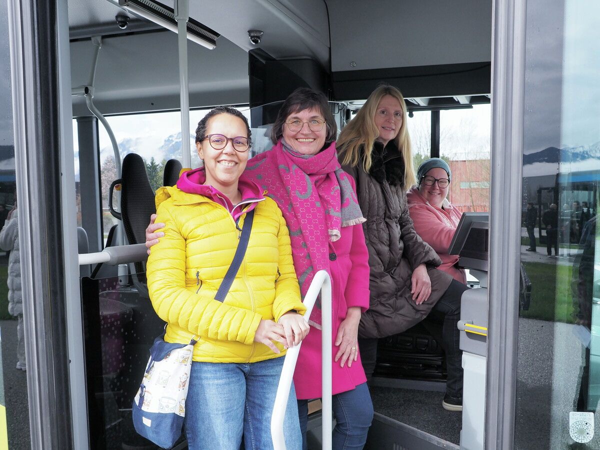 Fachgruppenobfrau Elke Bereuter-Hehle mit Antoinette Redaschitz, Ulli Gabriel und Ramona Wendt vor der Fahrt mit dem Fahrschulbus. sie
