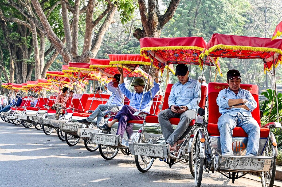 Fahrradrikschafahrer warten in Hanoi, der Hauptstadt Vietnams, auf Kundschaft. AFP