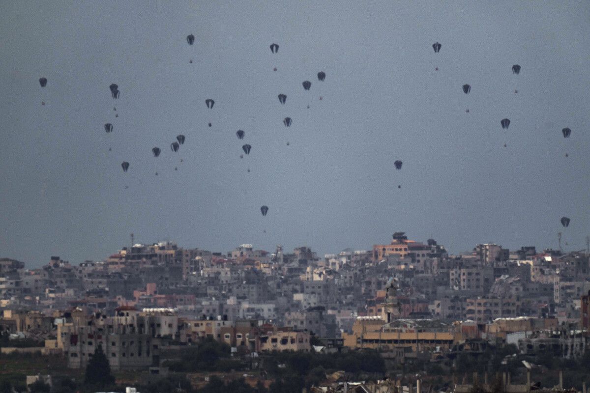 Fallschirme werfen Vorräte in den nördlichen Gazastreifen ab, fotografiert aus dem Süden Israels. AP