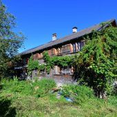 Bauernhaus mit Wald und Wiesen