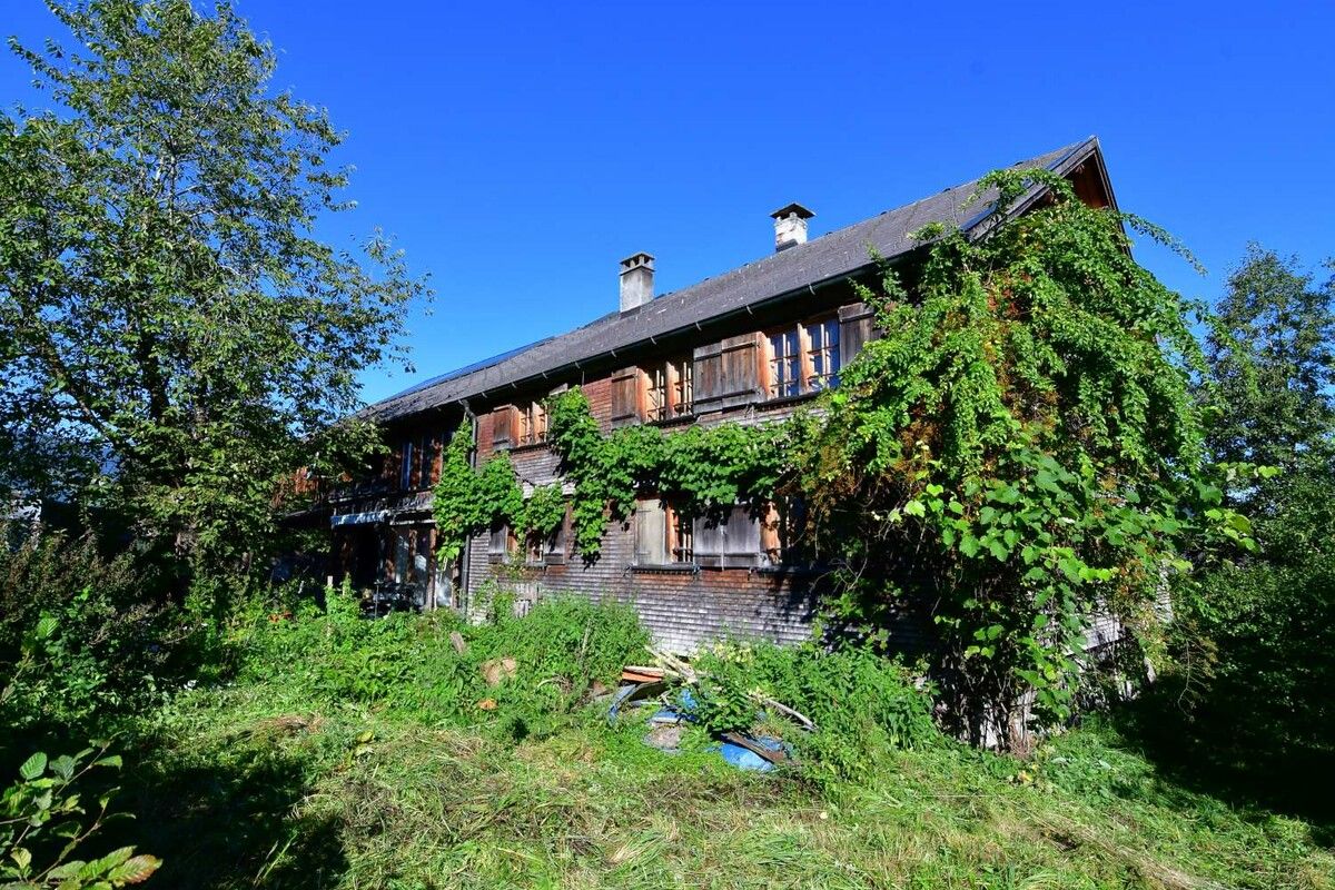 Bauernhaus mit Wald und Wiesen