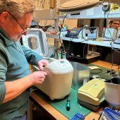 Im Dornbirner Reparaturcafé machen Helfer Geräte und Textilien wieder flott. »A6