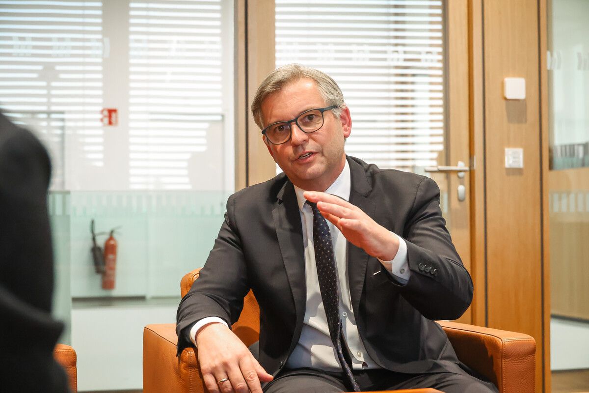 Finanzminister Brunner spricht auf V+ (QR-Code siehe unten) auch über das Wirtschaftswachstum, Hilfen für Unternehmen und die Hypo Vorarlberg. VN/Steurer