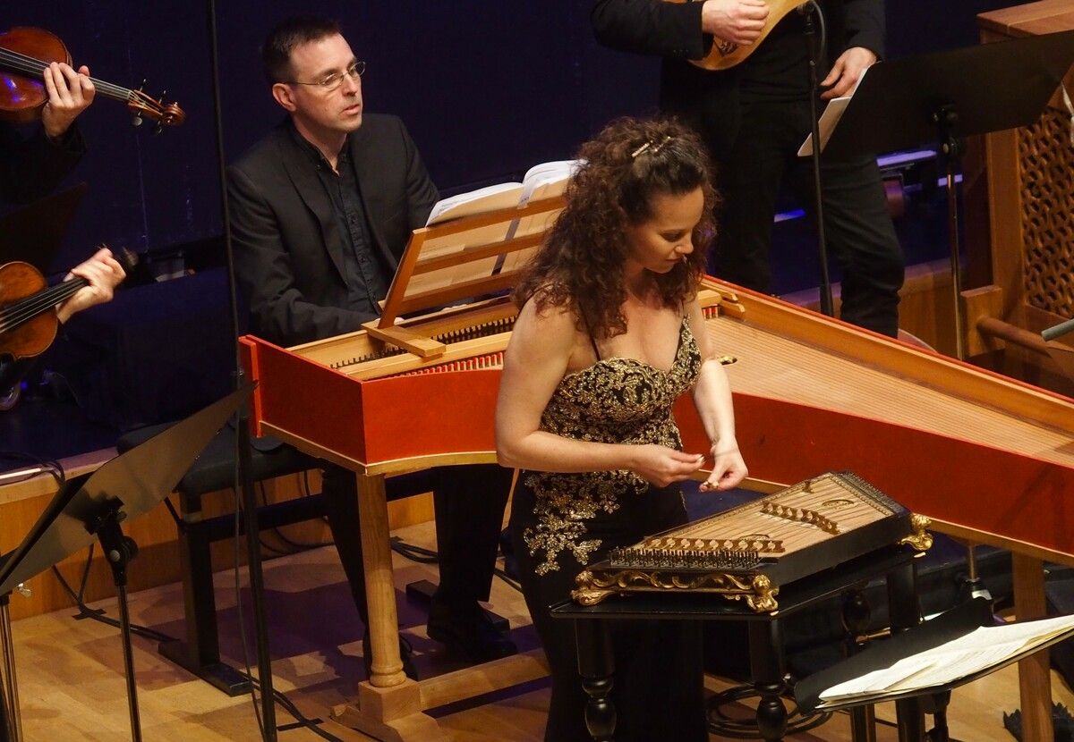 Franziska Fleischanderl spielt auf einem originalen Salterio von Michele Barbi. Fritz Jurmann