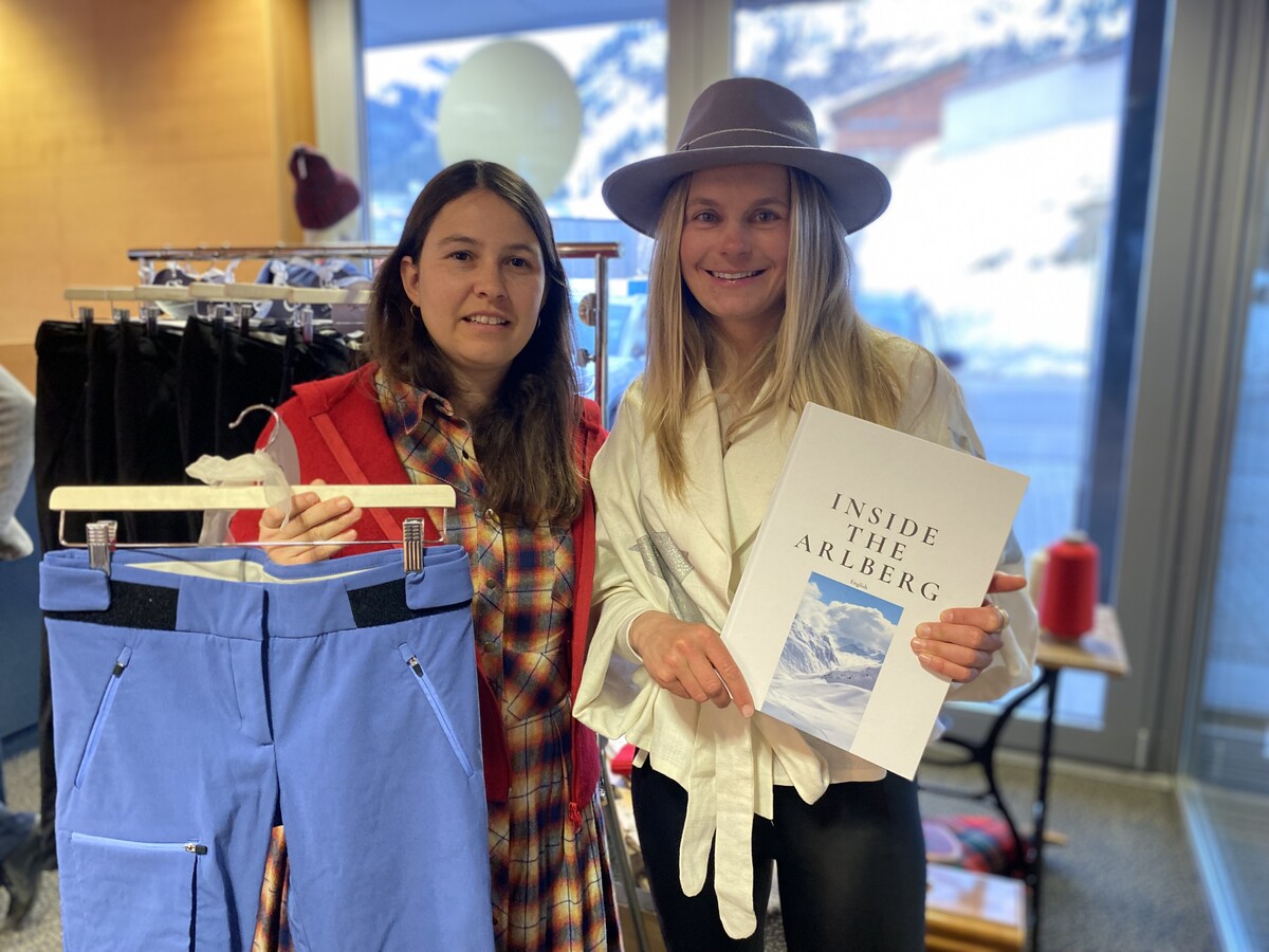 Frauenpower in Lech: Carina Strolz und Nina Gigele präsentieren ihre Produkte in der Raiba Lech. VN/JUN
