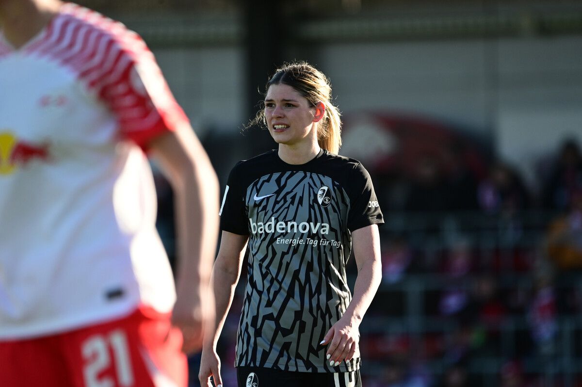 Freiburgs Eileen Campbell freut sich auf ein Duell mit Teamkollegin Janina Minge.VN