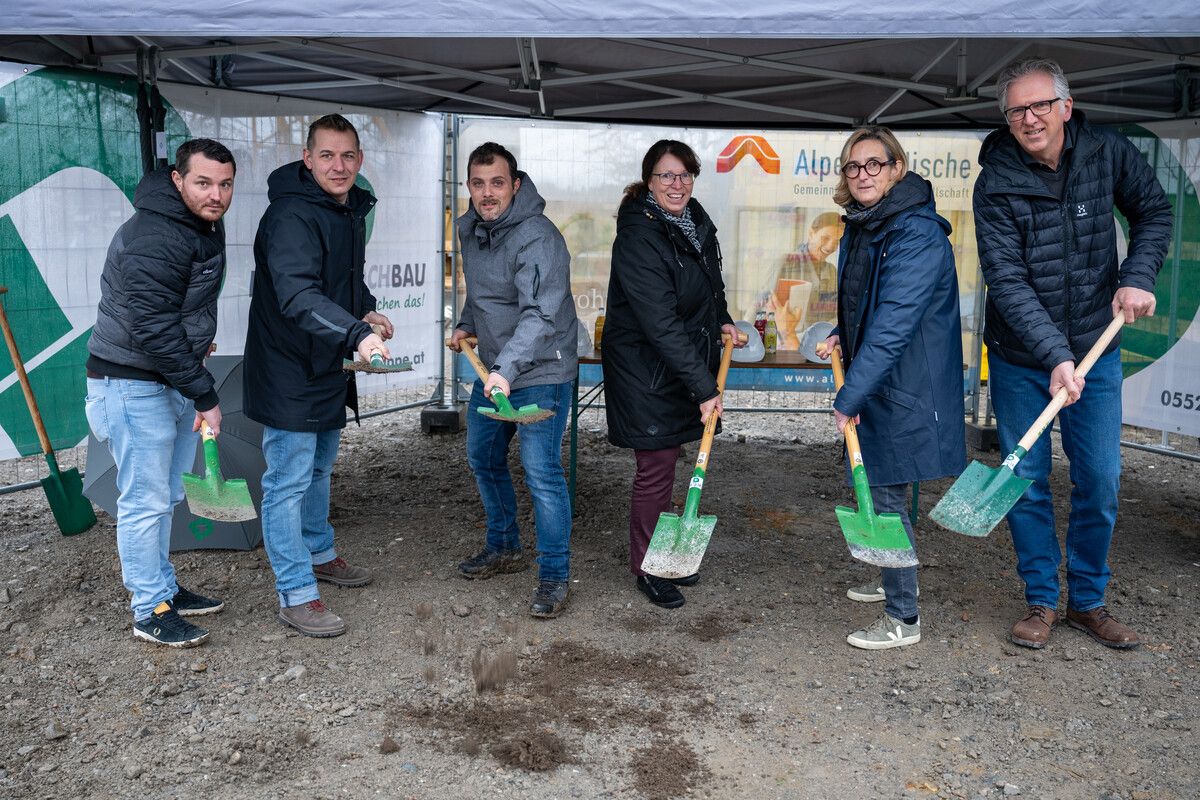 Für eine neue Wohnanlage in Ludesch erfolgte kürzlich der Spatenstich. Julienne Speckle