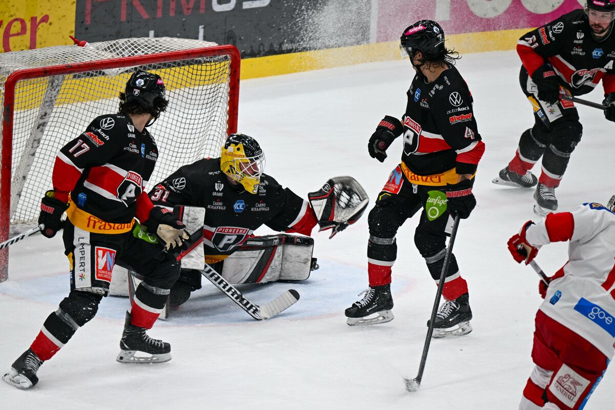 Goalie David Madlener und die Pioneers Vorarlberg dürfen sich im vierten Viertelfinalduell gegen Rekordmeister KAC auf eine ausverkaufte Vorarlberghalle freuen. GEPA