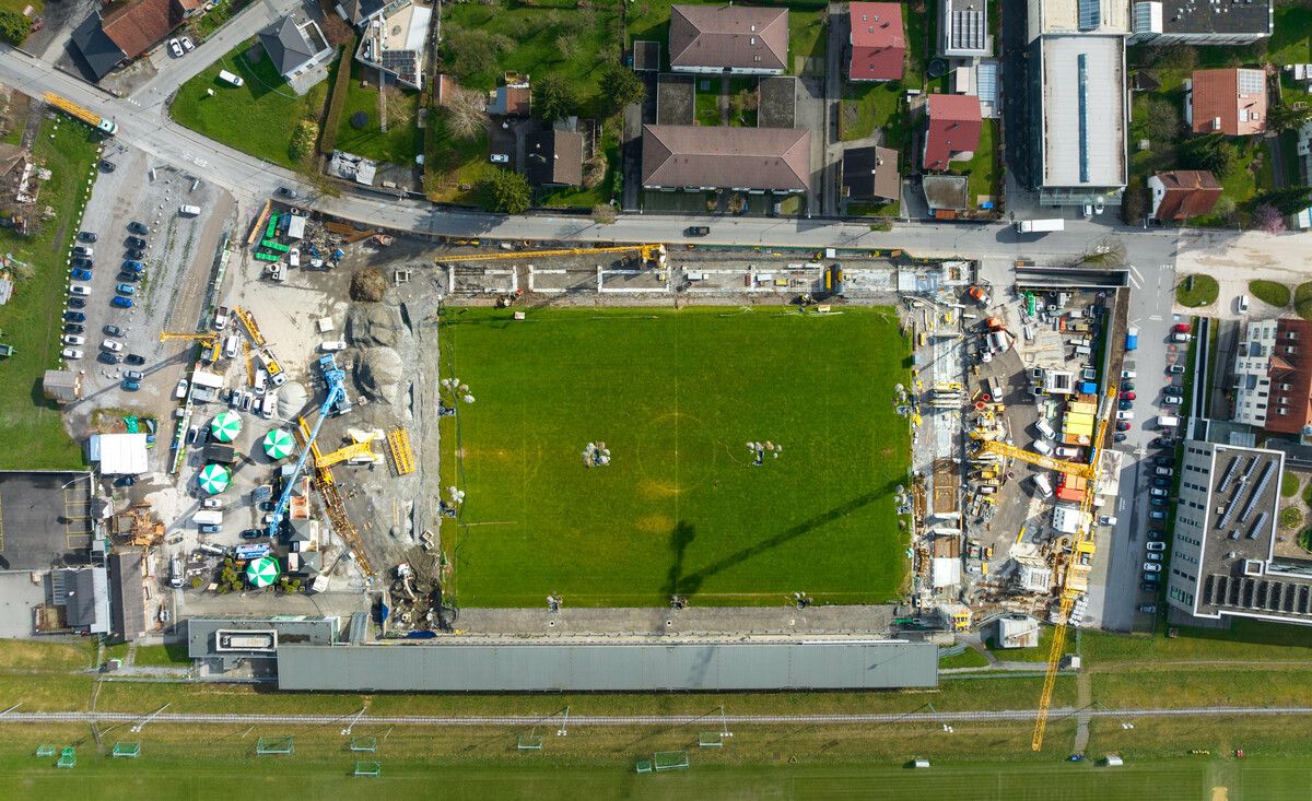 Großbaustelle „Reichshofstadion neu“. Im Sommer 2025 soll die Austria ihre Spiele im neuen Schmuckkästchen absolvieren. Dafür wird jetzt gebaggert und geschaufelt, was das Zeug hält.Fotos: Stiplovsek
