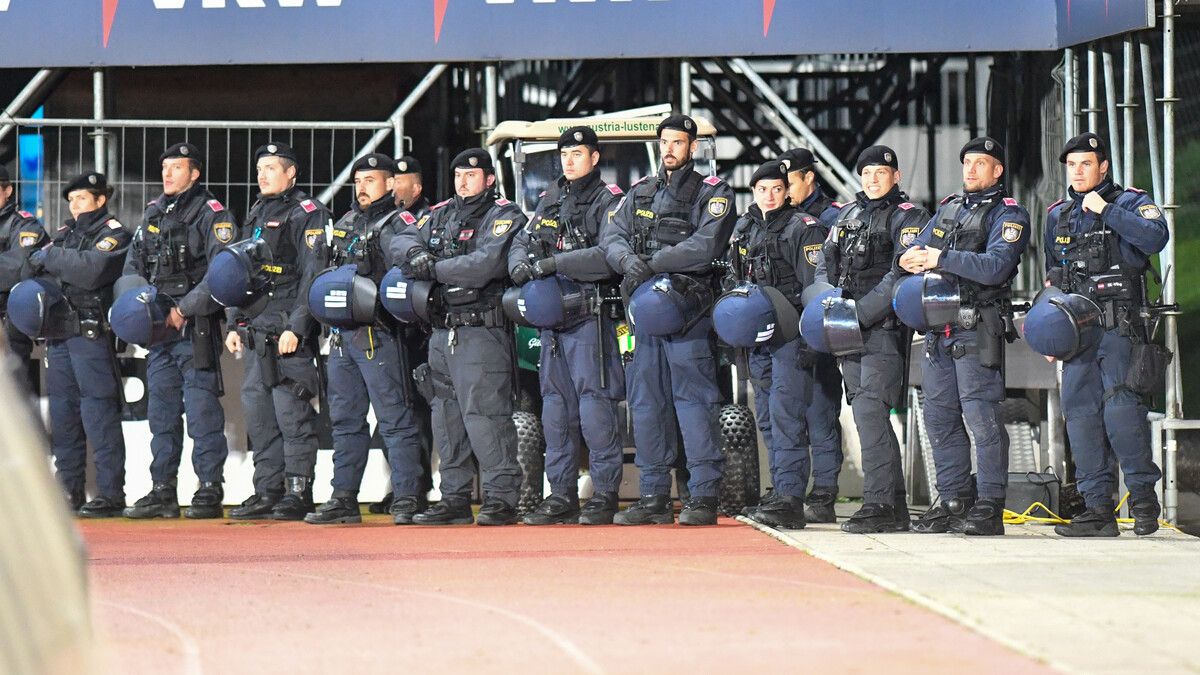 Großereignisse wie die Fußball-Bundesliga provozieren viele Überstunden nahezu, sagt der Gewerkschafter.GEPA