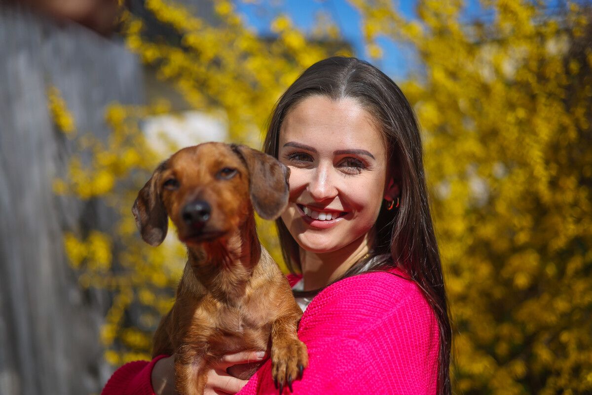 Ich freue mich im Frühling auf die Blumen, die warme Luft, auf ausgedehnte Spaziergänge und luftigere Kleider. Mein Hund Camillo freut sich drauf, dass er sein Wintermäntelchen nicht mehr anziehen muss und ich ihn zwinge, mit mir im Regen und der Kälte Gassi zu gehen.