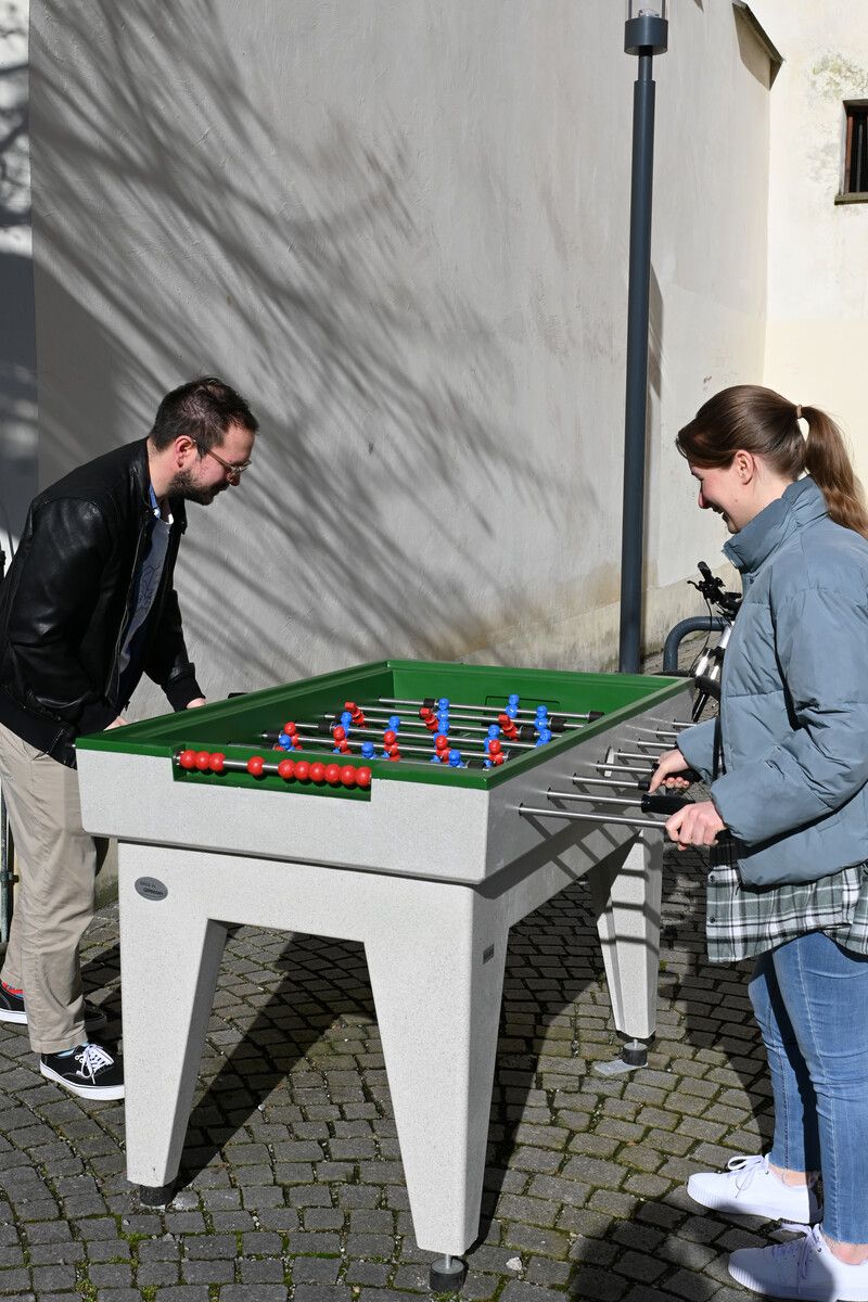 Im Gymnasiumhof sorgt ein Fußballtisch für weitere Spielmöglichkeiten.stadt feldkirch