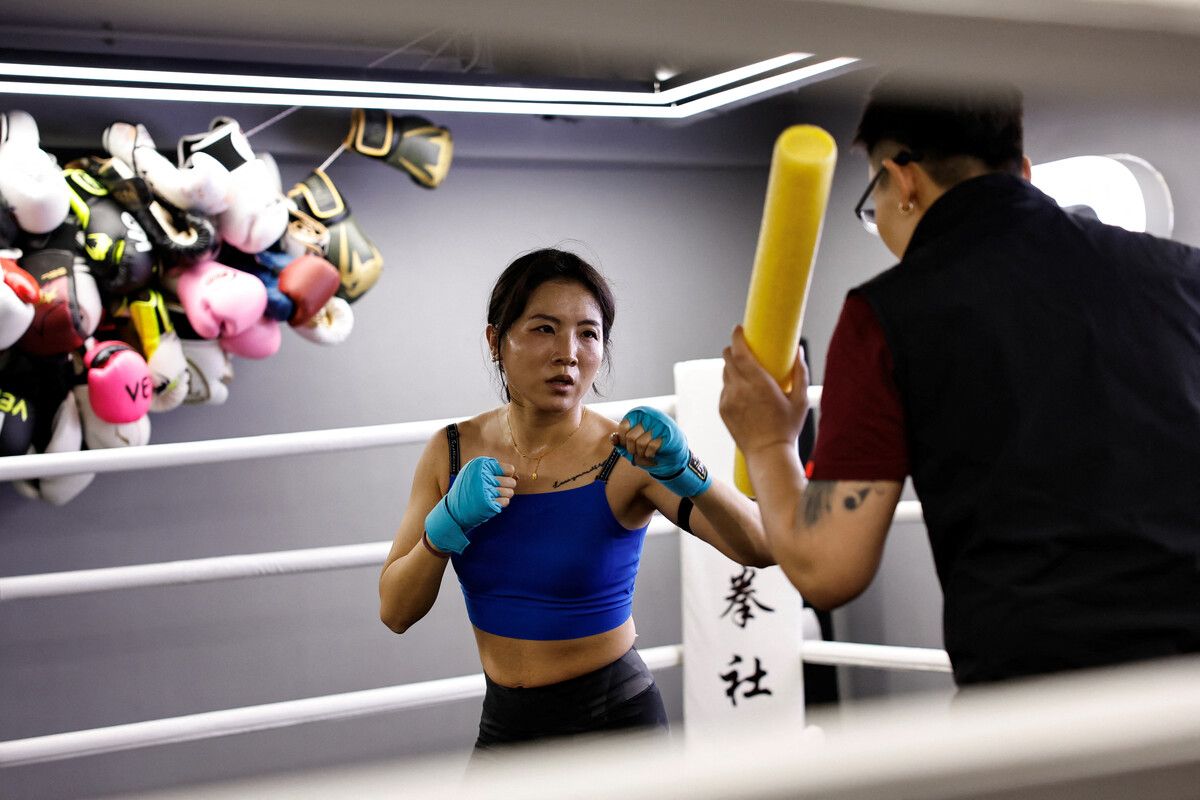 Im Nan Boxing Gym in der chinesischen Hauptstadt Peking nimmt eine Frau an einer Trainingseinheit teil. Reuters