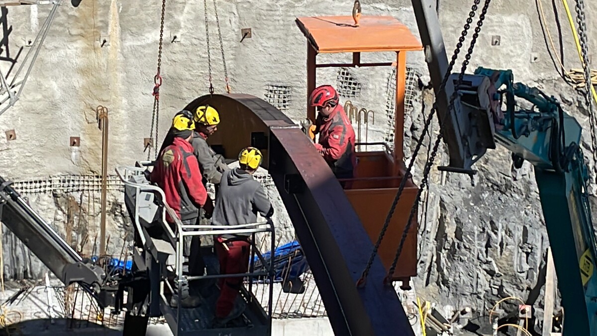 In Boxen und mittels Telekran werden die Arbeiter in die Mitte der Stahlträger gebracht, um diese miteinander zu verschrauben.vn/sah