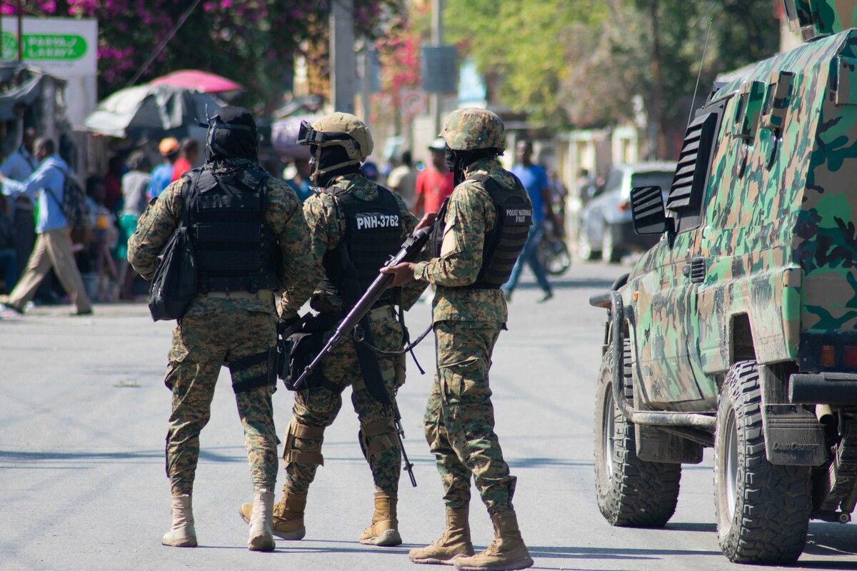 In der Hauptstadt von Haiti, Port-au-Prince, patrouillieren Polizisten, nachdem der Bandenkrieg immer weiter eskaliert. AFP