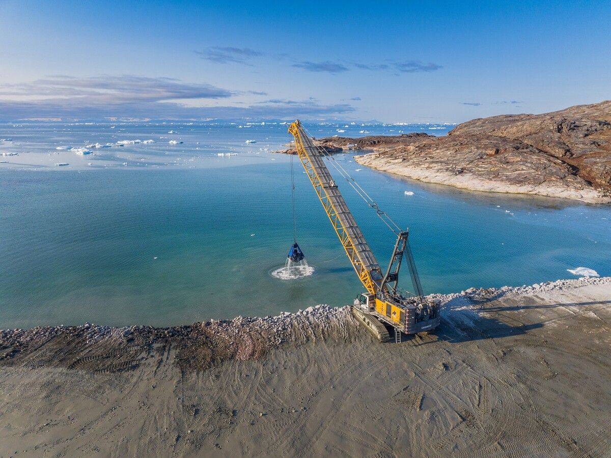 In eisiger Mission: Ein Liebherr-Seilbagger 250 km nördlich des Polarkreises bei Dredging-Arbeiten in Grönland.  
              
              liebherr (2)